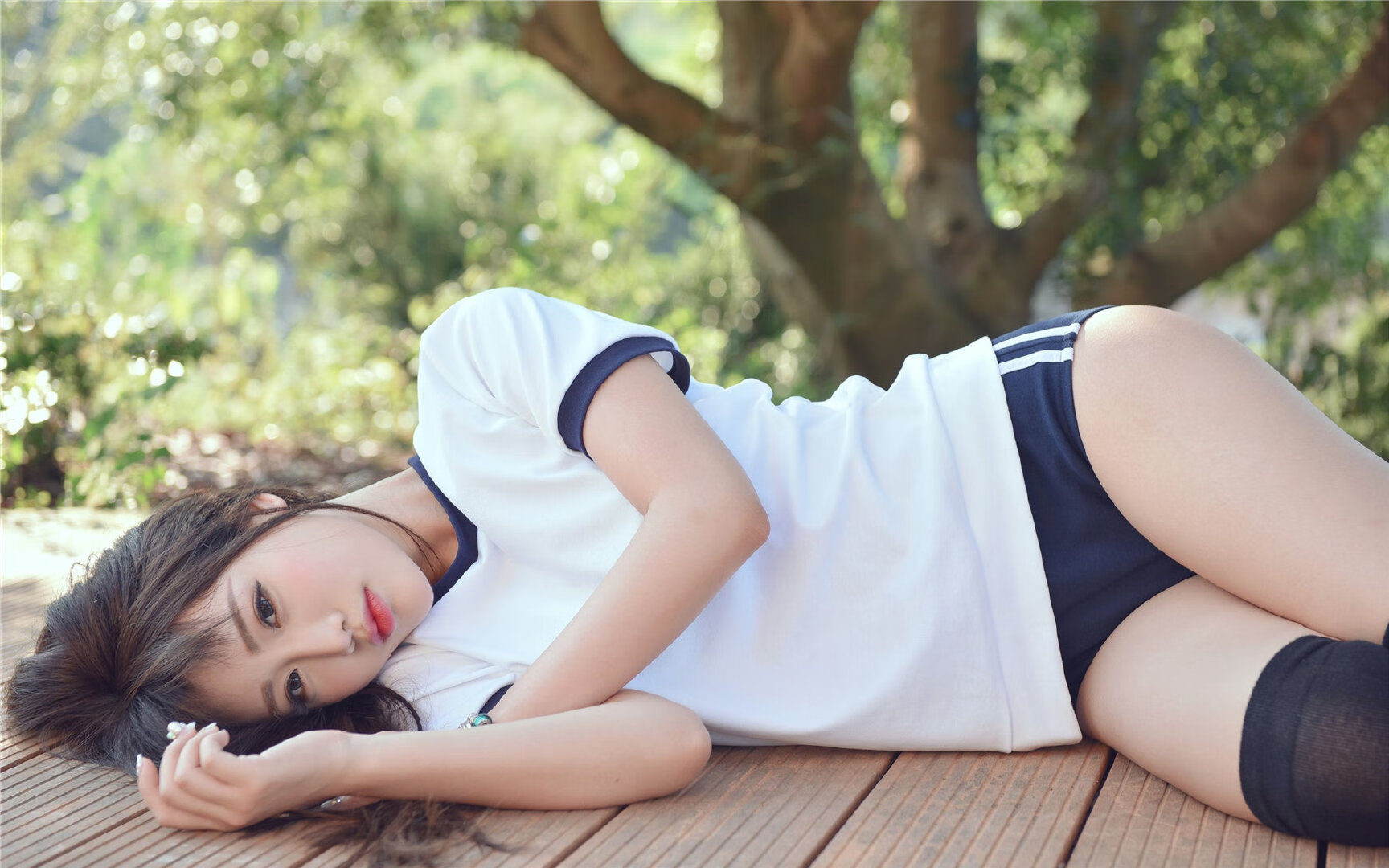 九游-“高新体育中心羽毛球：快速反应与精准击球的完美展示”