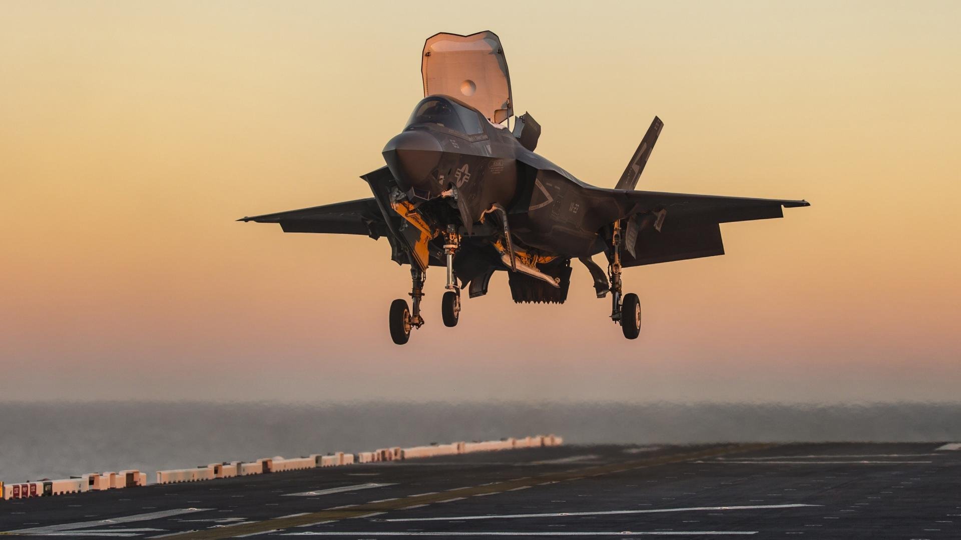 JIUYOU.COM-雷霆控卫赛后接受战术指导调整打法，雷霆队防守悍将